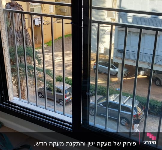 מסגרת חלון שחורה עם נוף חיצוני